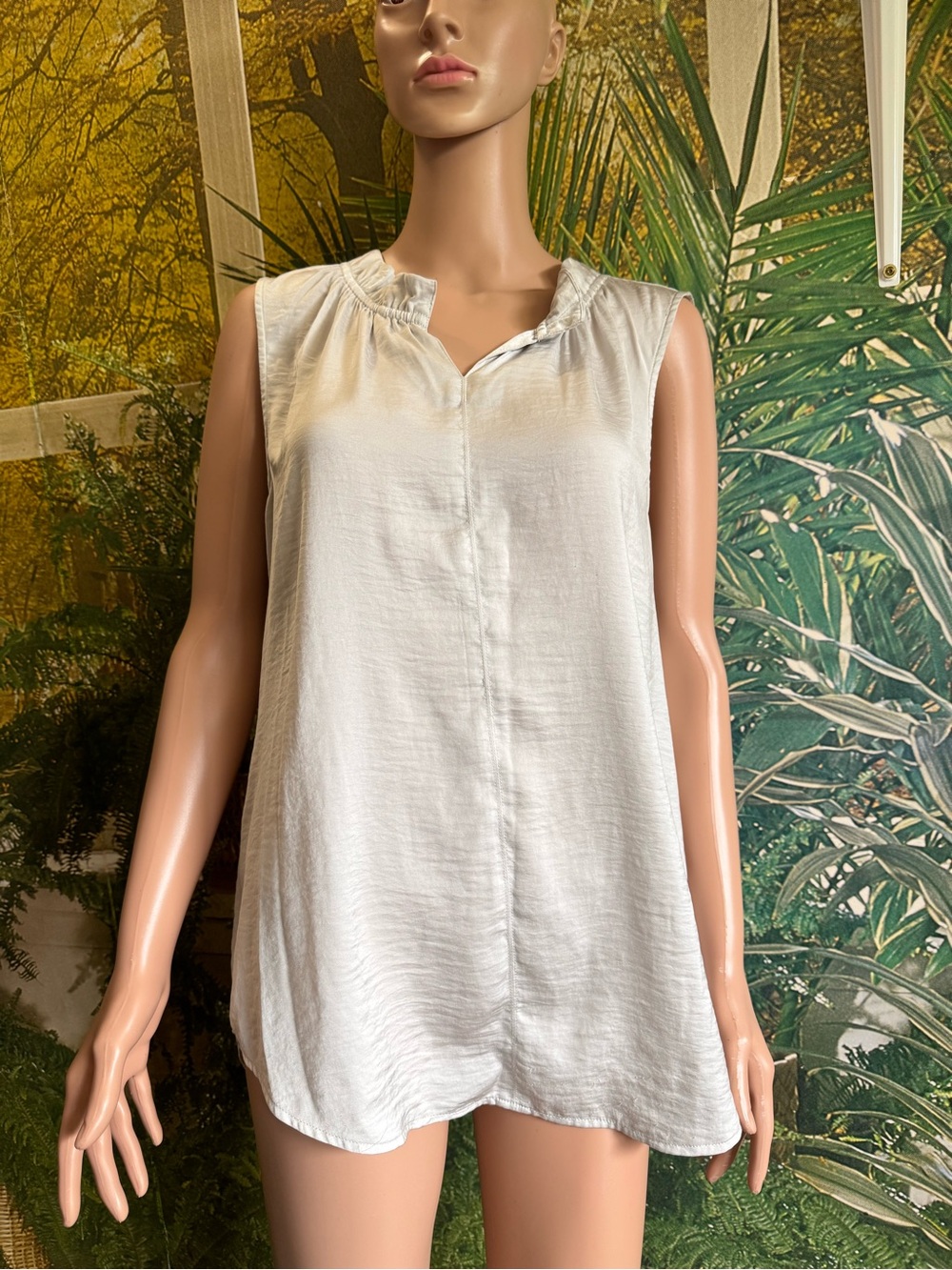 Cabi Large Sleeveless Cream V-Neck Ruffled Blouse